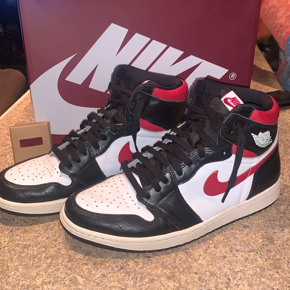 EUC 1985 Air Jordan 1 Retro High OG White/Black/Red